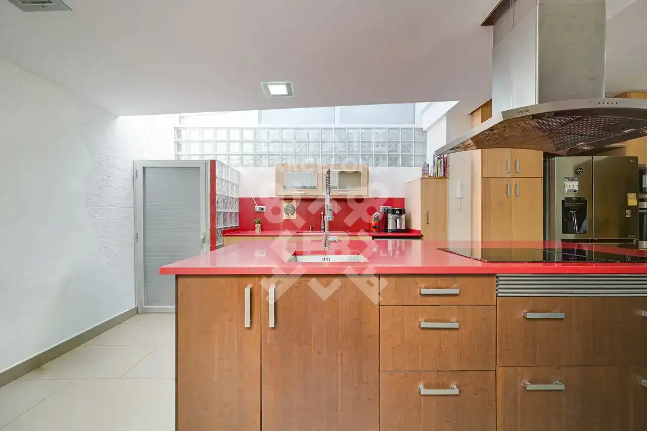Küche von Einfamilien-Reihenhaus zum Verkauf in Mataró mit Klimaanlage, Heizung und Terrasse