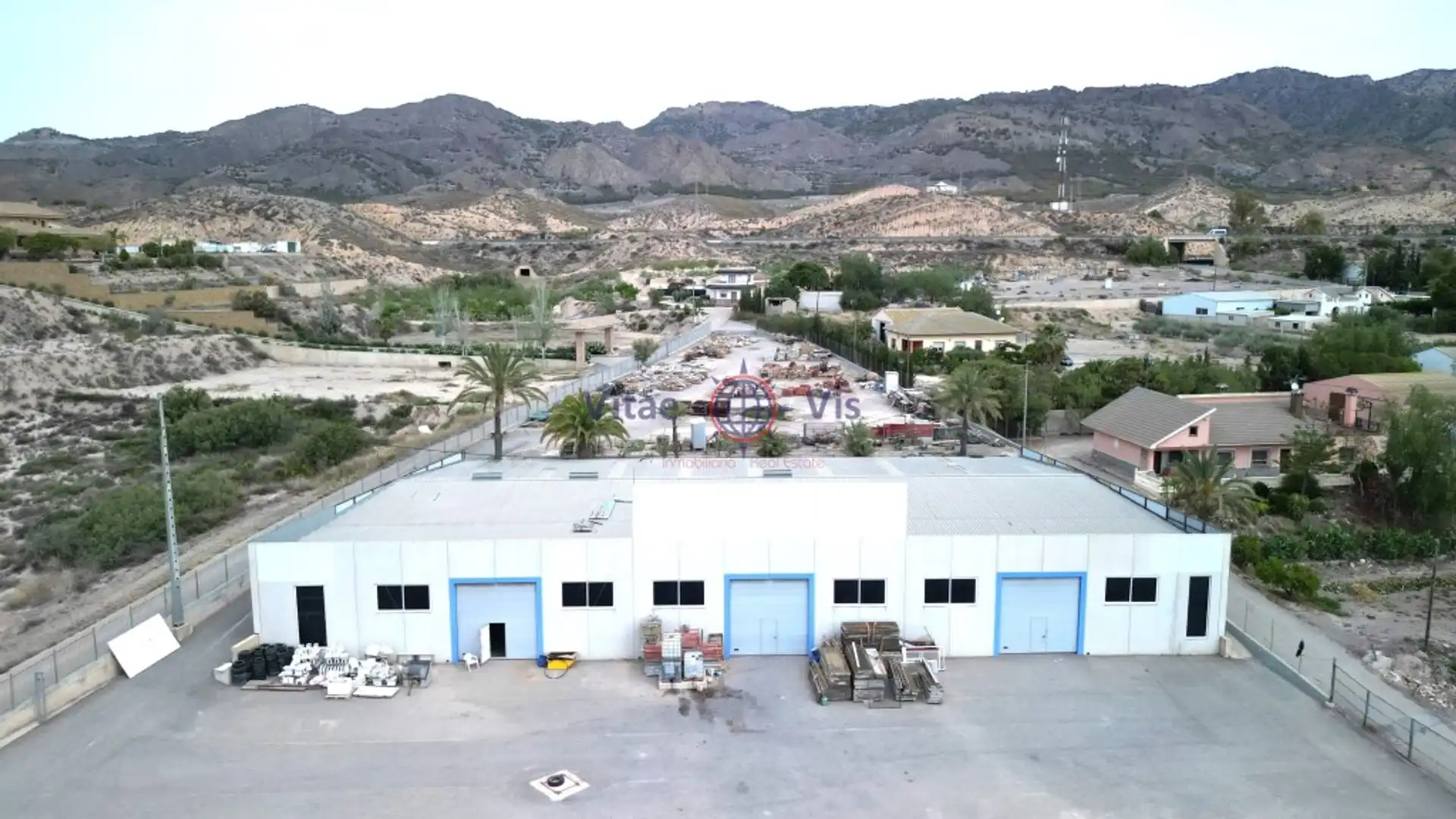 Außenansicht von Fabrikhallen zum Verkauf in Lorca