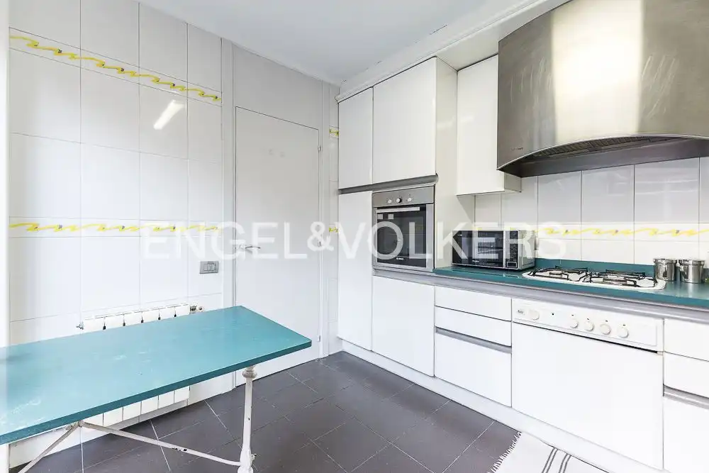 Cuina de Casa o xalet en venda en L'Hospitalet de Llobregat amb Aire condicionat, Calefacció i Parquet