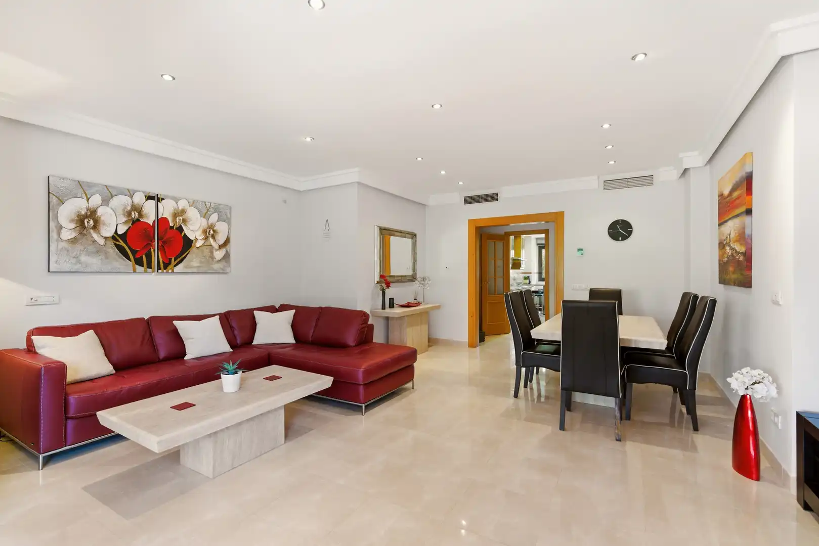 Sala d'estar de Planta baixa en venda en Estepona amb Aire condicionat, Jardí privat i Terrassa