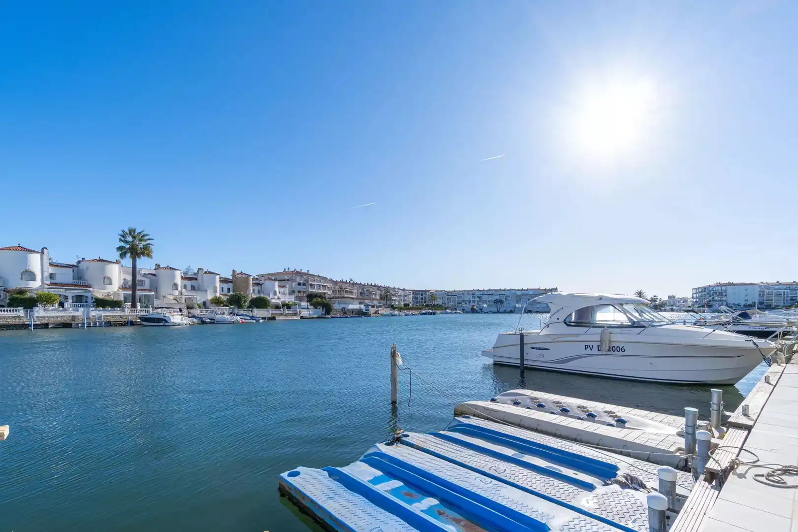 Vista exterior de Casa o xalet en venda en Empuriabrava amb Aire condicionat, Terrassa i Piscina