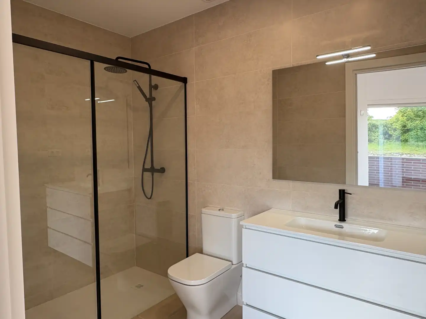Baño de Casa adosada en venta en Torelló con Calefacción, Jardín privado y Parquet