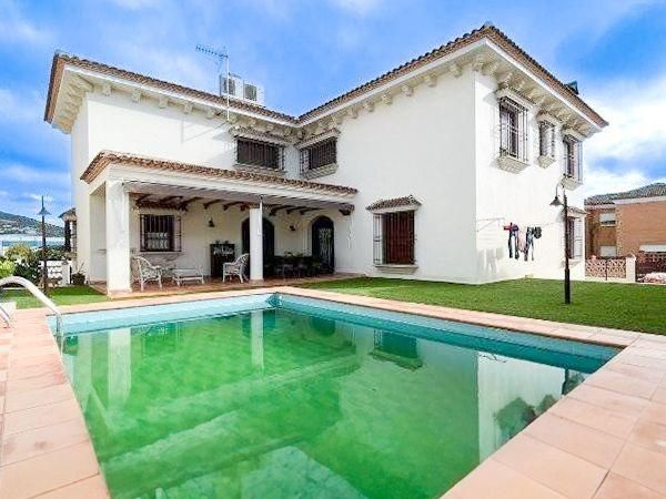 Vista exterior de Casa o xalet en venda en Martos amb Aire condicionat, Calefacció i Jardí privat