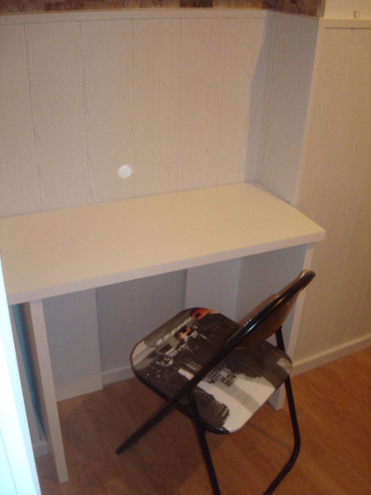 Habitación de Apartamento de alquiler en  Madrid Capital con Amueblado, Lavadora y Microondas