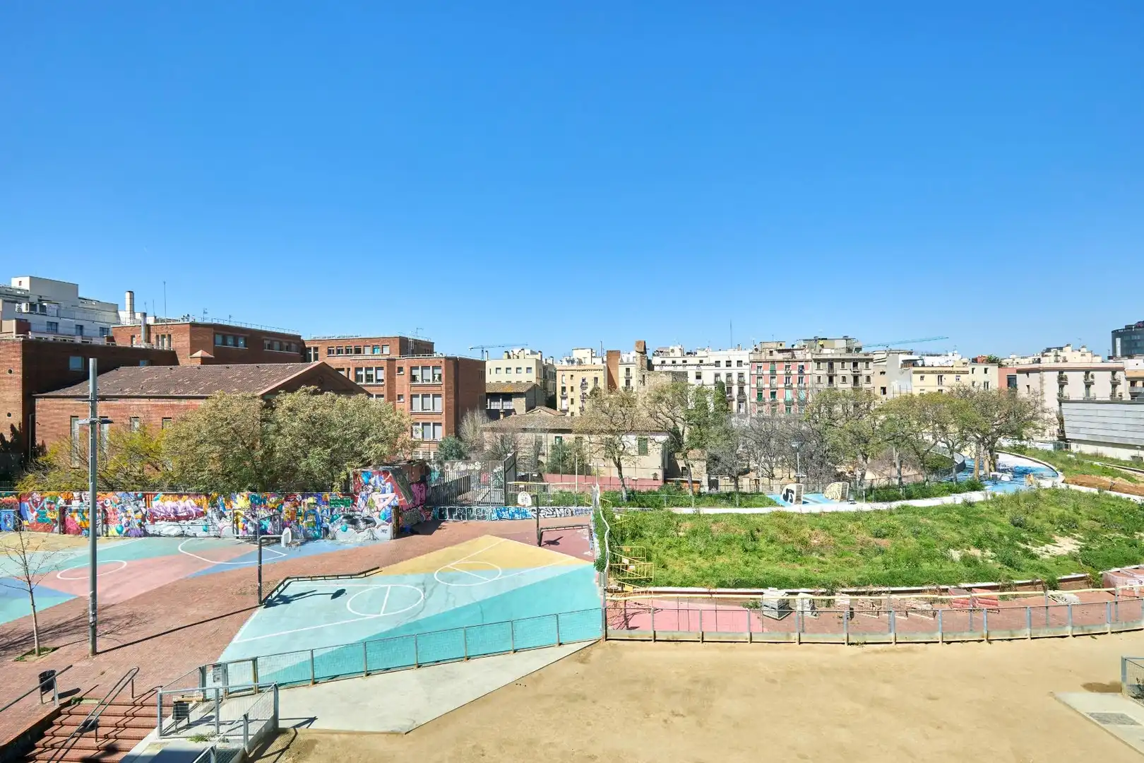 Vista exterior de Piso en venta en Barcelona con Balcón y Alarma
