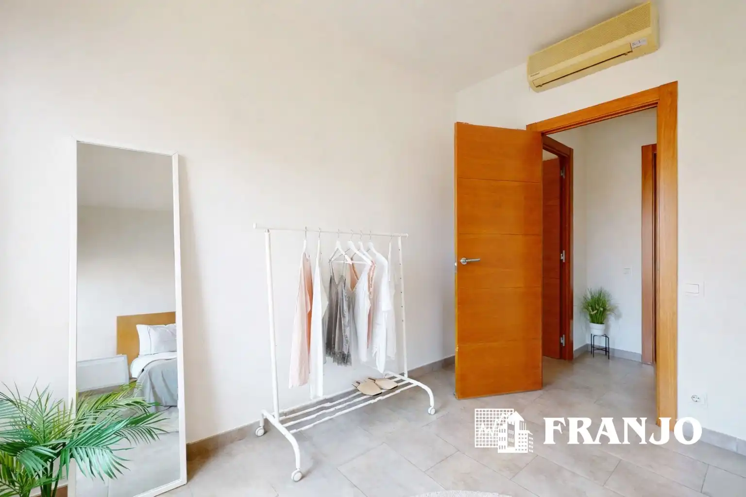 Schlafzimmer von Dachboden zum Verkauf in Sabadell mit Heizung, Terrasse und Schwimmbad