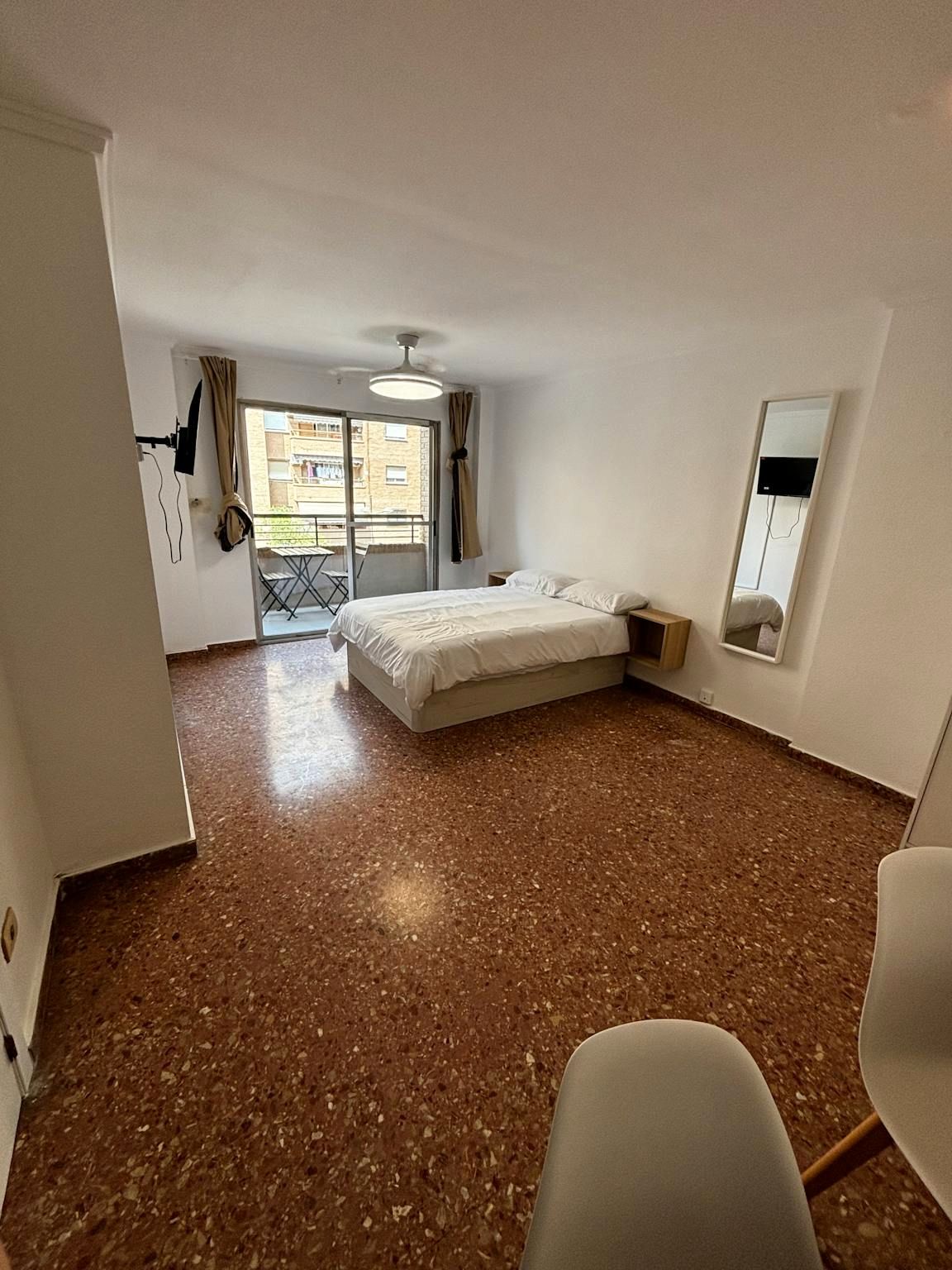 Bedroom of Flat to share in  Valencia Capital  with Washing machine, TV and Balcony