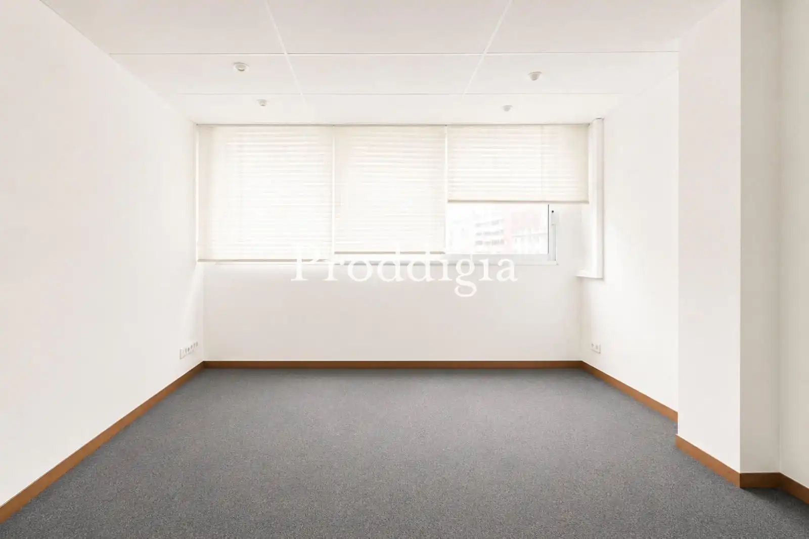 Office for rent in Barcelona  with Air Conditioner and Internet