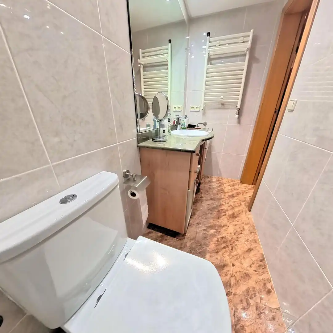 Badezimmer von Wohnung zum Verkauf in Barcelona mit Klimaanlage, Heizung und Terrasse