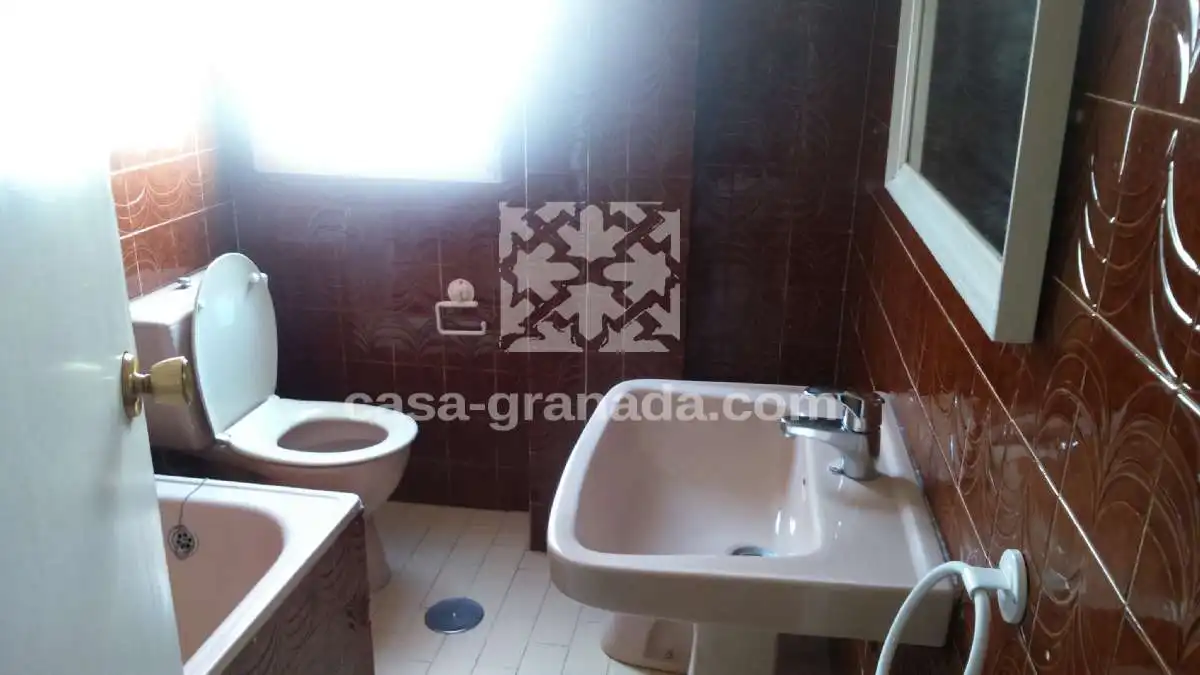 Badezimmer von Wohnung zum Verkauf in Granada mit Möbliert und Balkon