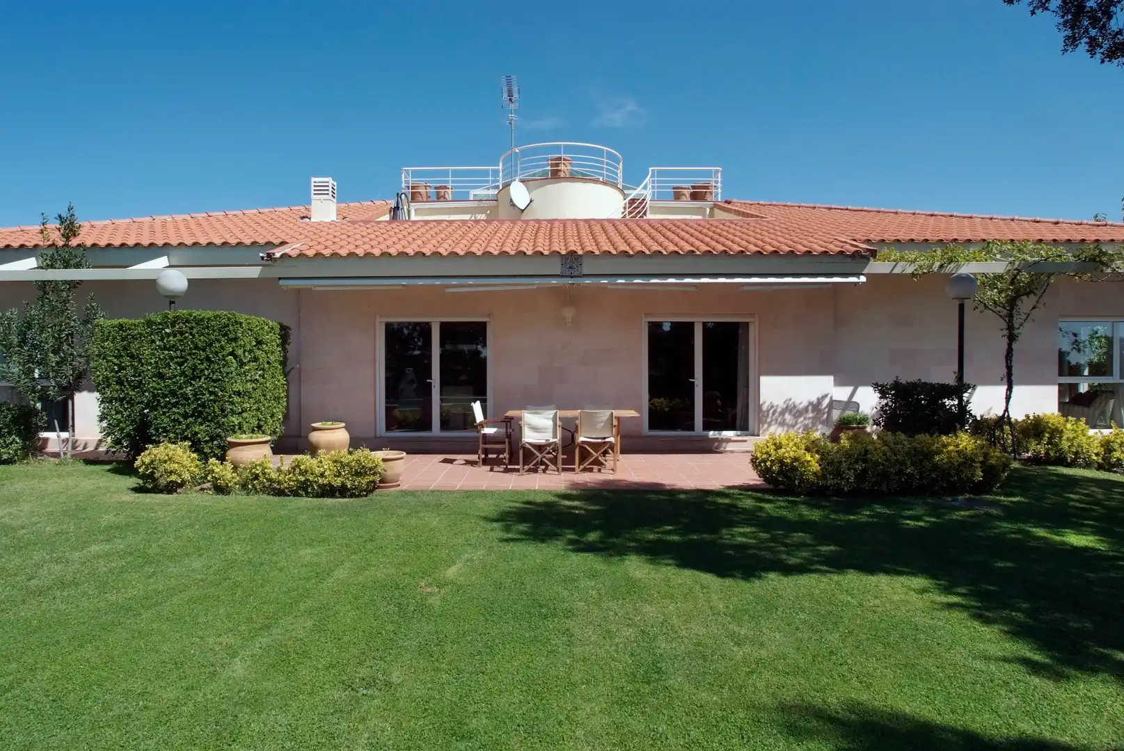 Vista exterior de Casa o xalet en venda en Ciudalcampo amb Jardí privat, Piscina i Jacuzzi