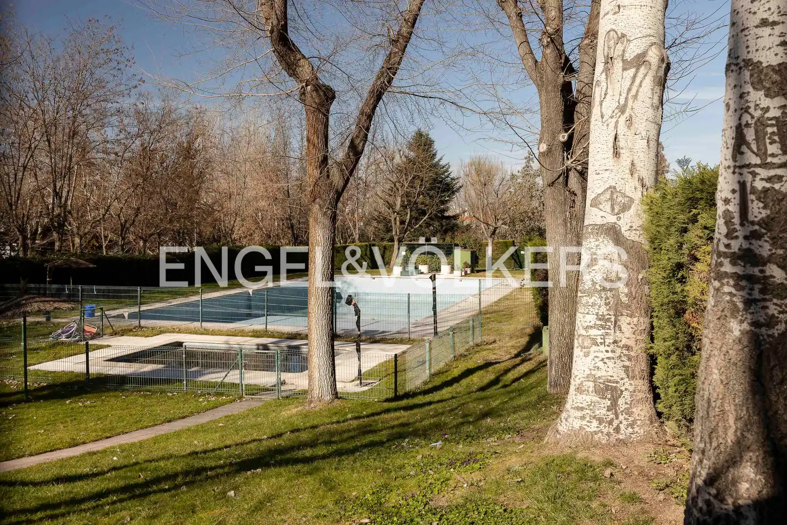 Piscina de Casa adosada de lloguer en La Moraleja amb Aire condicionat, Calefacció i Jardí privat