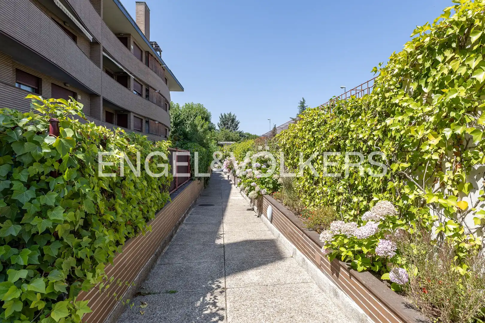 Vista exterior de Dúplex en venta en Majadahonda con Aire acondicionado, Calefacción y Jardín privado