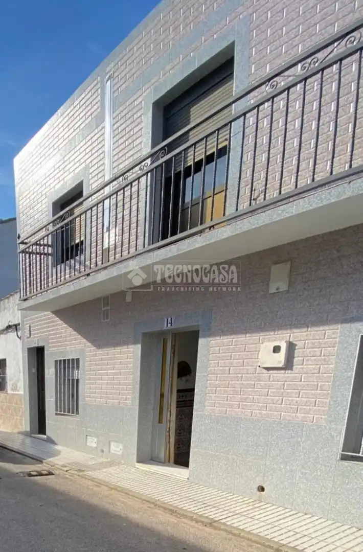 Vista exterior de Casa adosada en venda en Esparragalejo amb Calefacció
