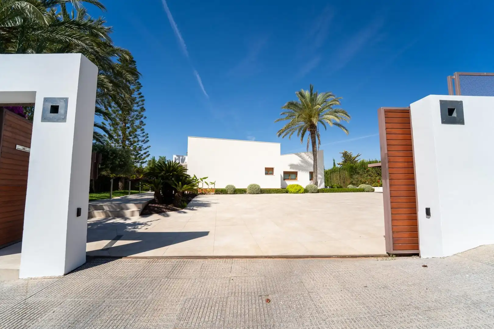 Vista exterior de Casa o xalet en venda en Elche / Elx amb Aire condicionat, Jardí privat i Parquet