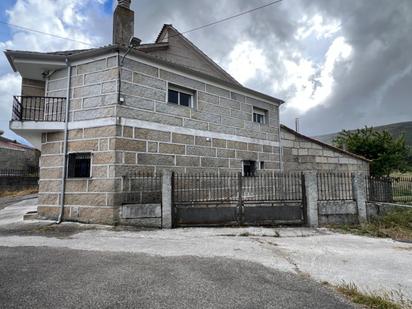 Vista exterior de Casa o xalet en venda en Cualedro amb Calefacció, Jardí privat i Traster