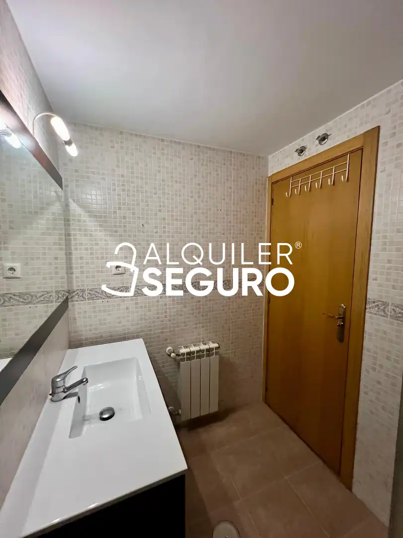 Bathroom of Flat for rent in Alcobendas  with Air Conditioner, Heating and Storage room