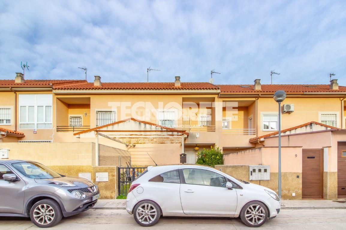 Vista exterior de Casa adosada en venta en Villasequilla con Calefacción, Jardín privado y Terraza