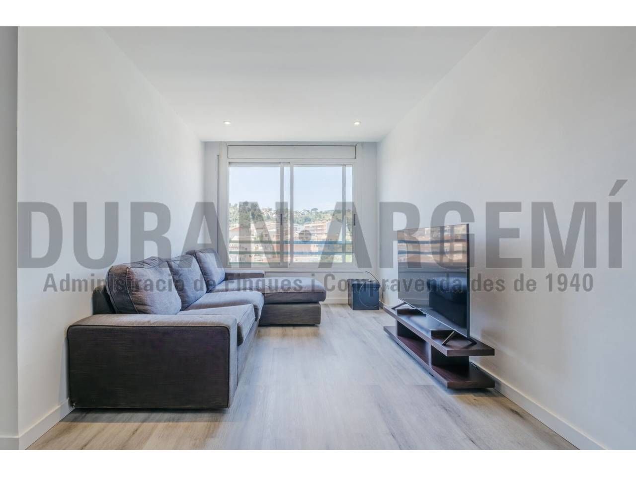 Sala d'estar de Àtic en venda en Terrassa amb Aire condicionat i Parquet