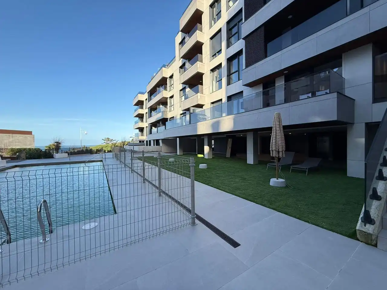 Piscina de Planta baixa en venda en Castro-Urdiales amb Terrassa, Traster i Piscina comunitària