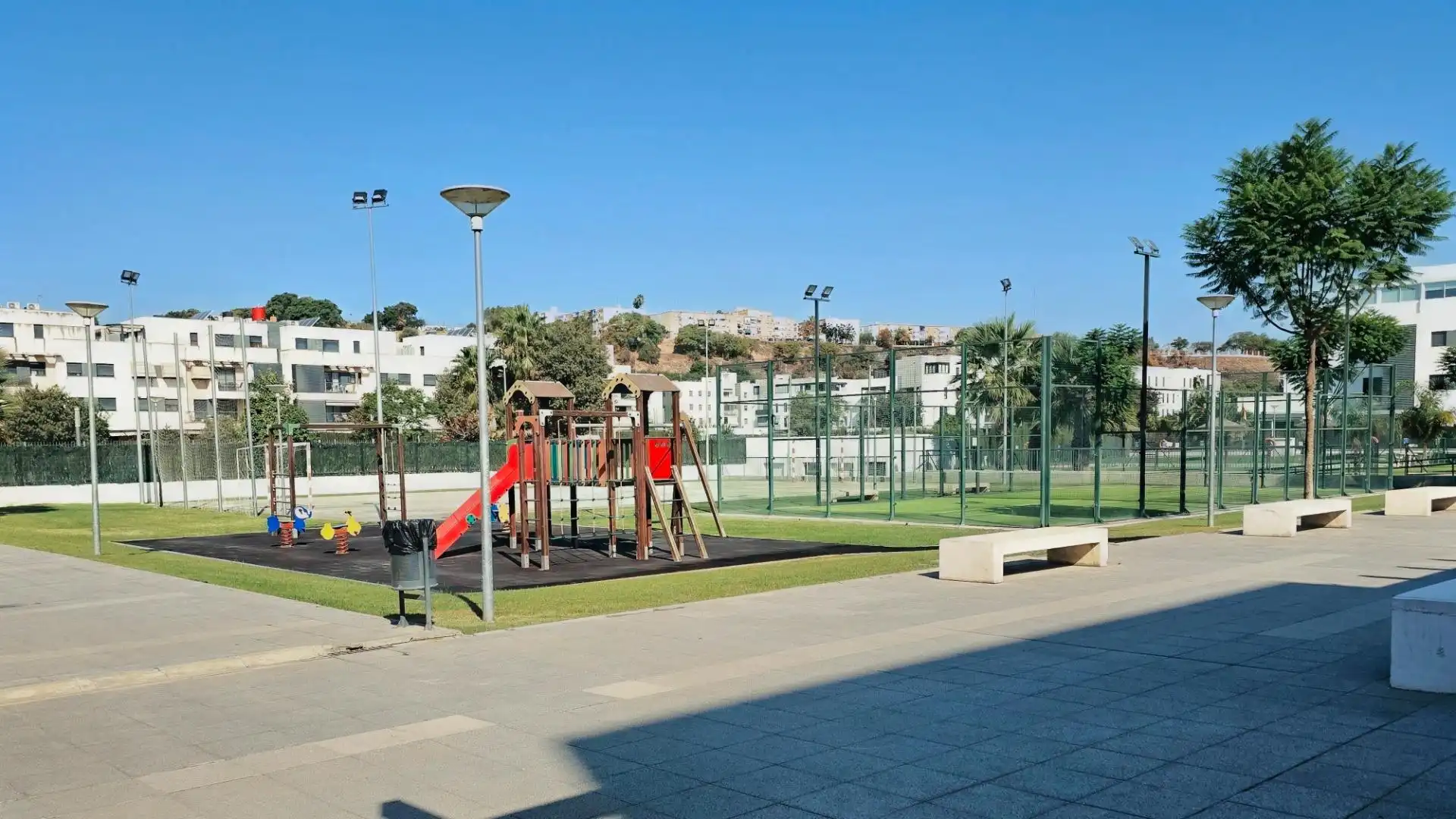 Aparcament de Pis en venda en San Juan de Aznalfarache amb Aire condicionat, Jardí privat i Parquet