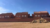 Vista exterior de Casa adosada en venda en Chozas de Canales amb Jardí privat