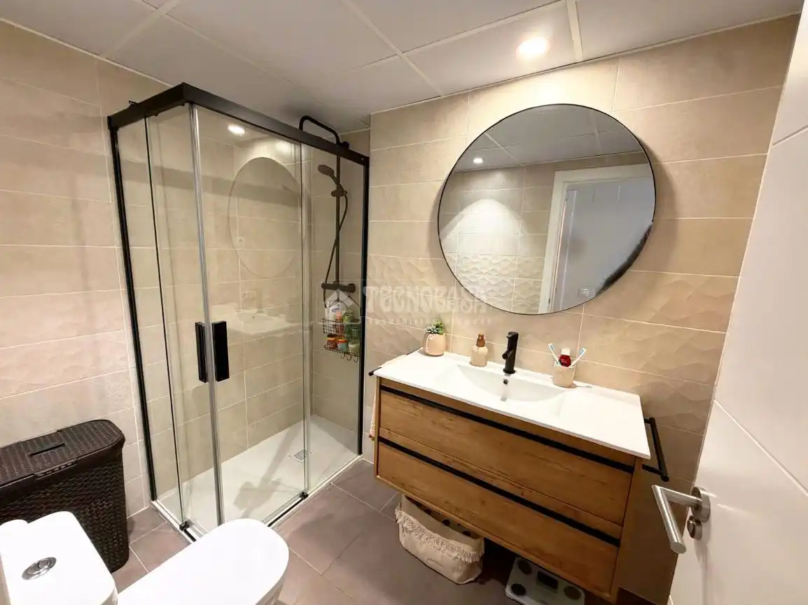 Bathroom of Flat for sale in Madrid  with Air Conditioner, Heating and Terrace