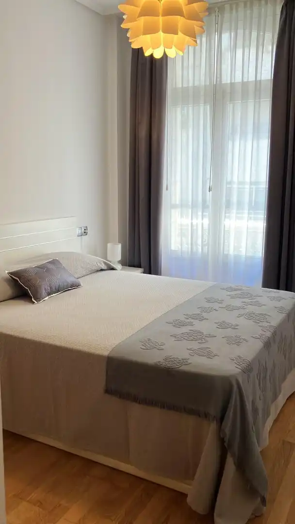 Dormitori de Apartament de lloguer en Vigo  amb Balcó