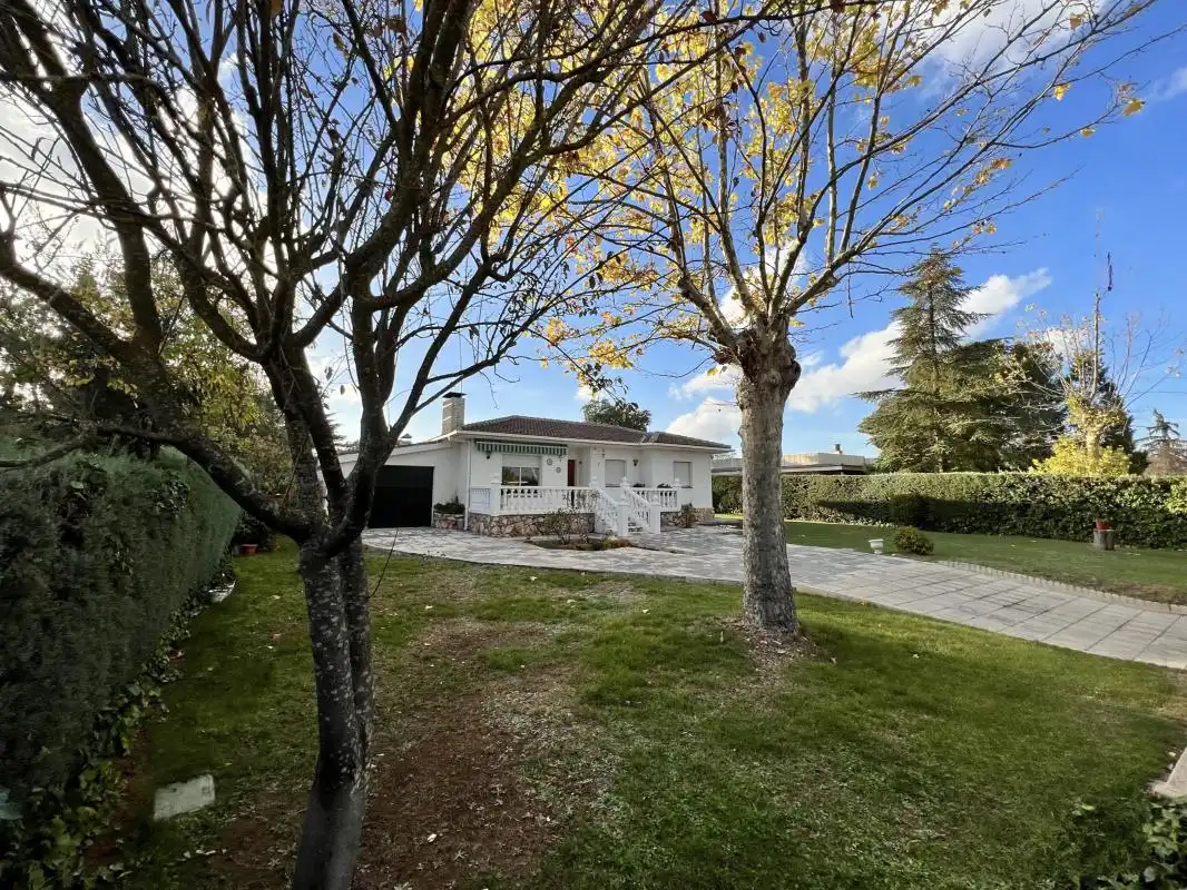 Vista exterior de Casa o chalet en venta en Nuevo Baztán con Calefacción, Jardín privado y Piscina