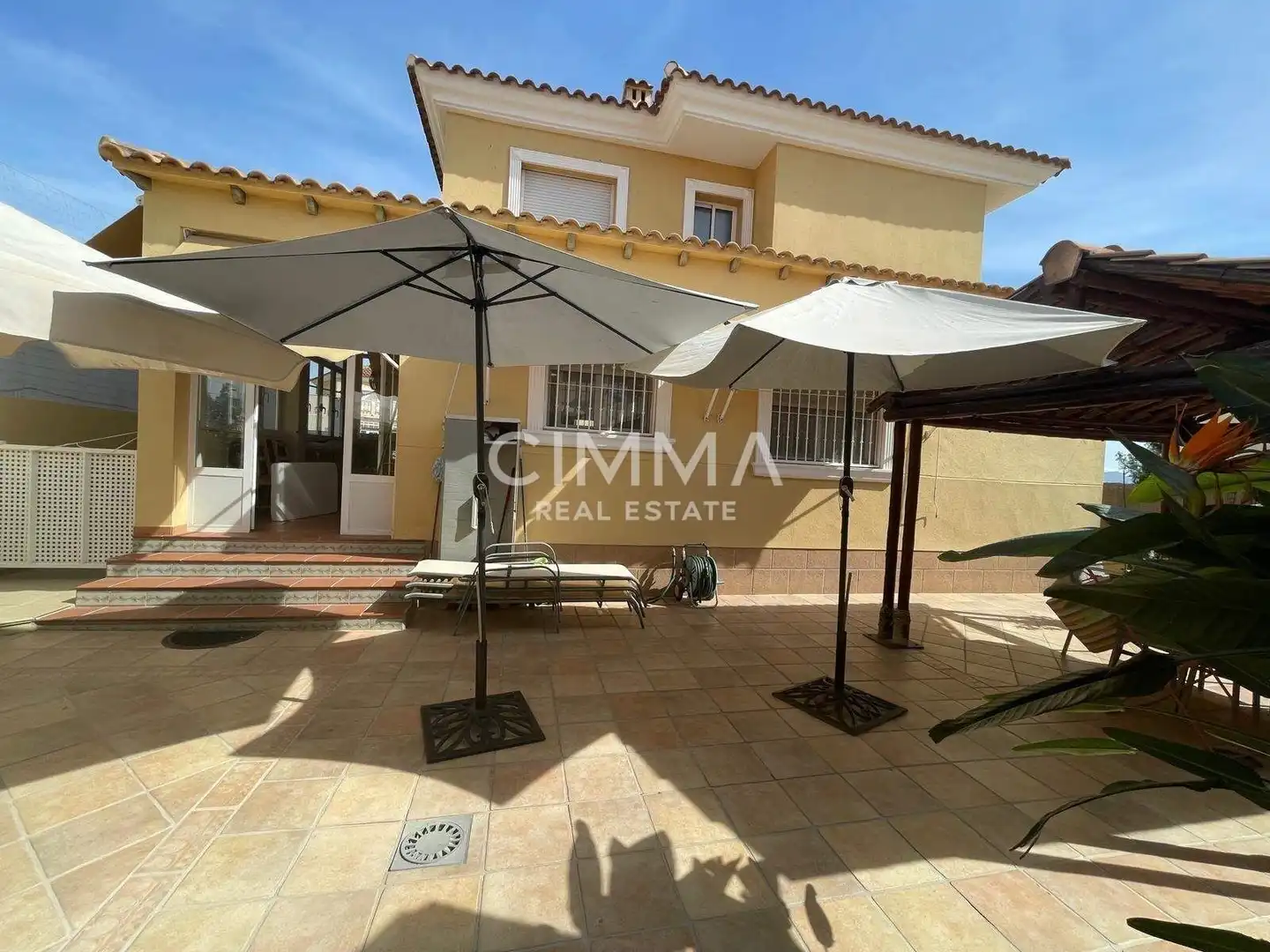 Vista exterior de Casa o xalet en venda en La Nucia amb Aire condicionat, Jardí privat i Terrassa