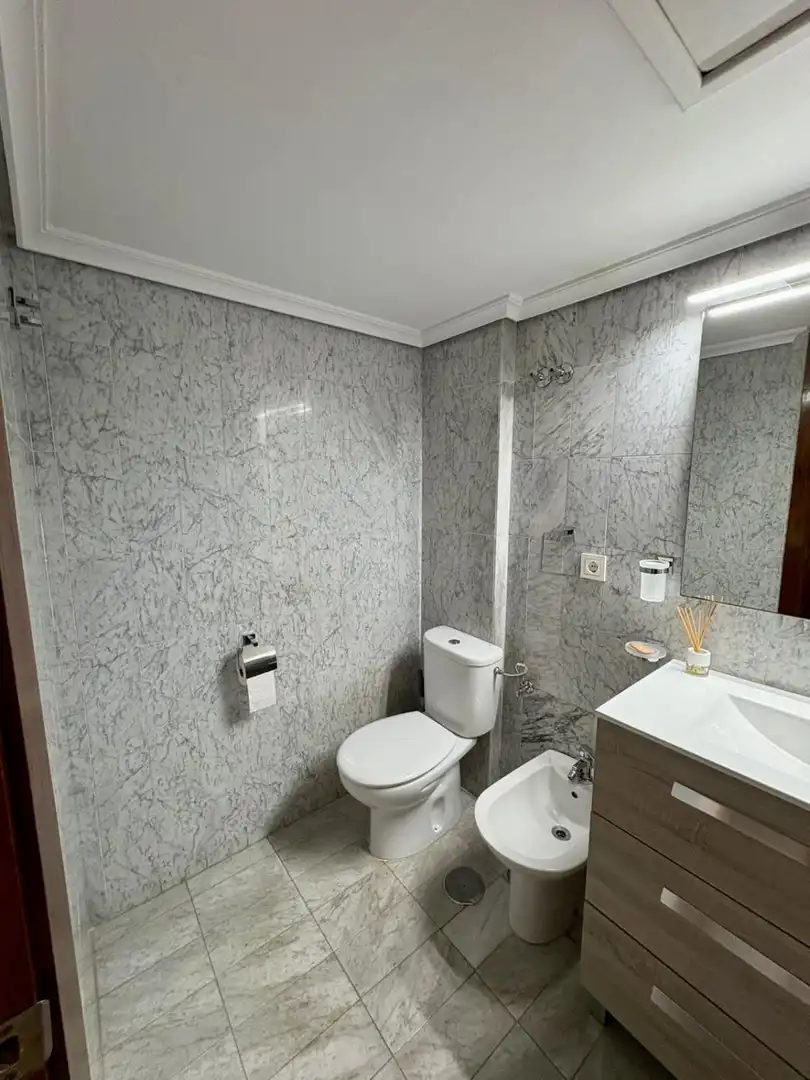 Bathroom of Flat for sale in Sevilla  with Air Conditioner, Heating and Terrace