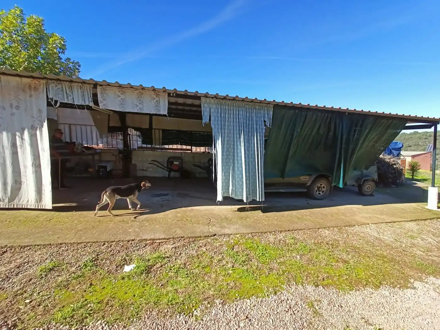 Vista exterior de Casa o xalet en venda en Alburquerque amb Jardí privat, Piscina i Moblat