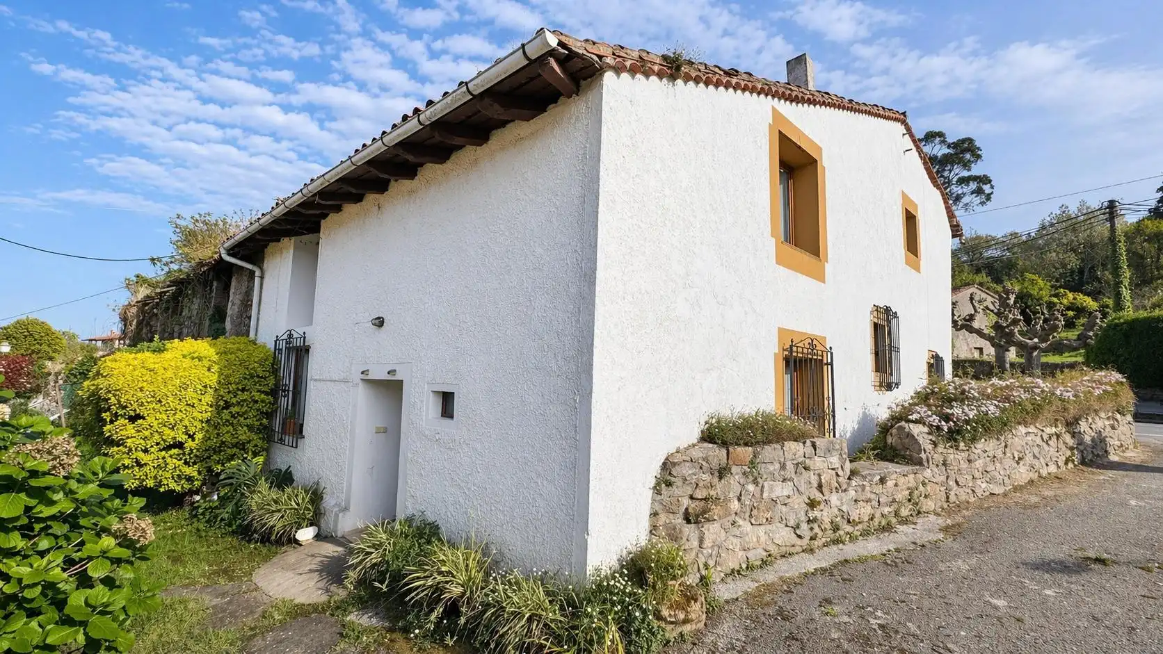 Vista exterior de Casa o xalet en venda en Alfoz de Lloredo amb Jardí privat