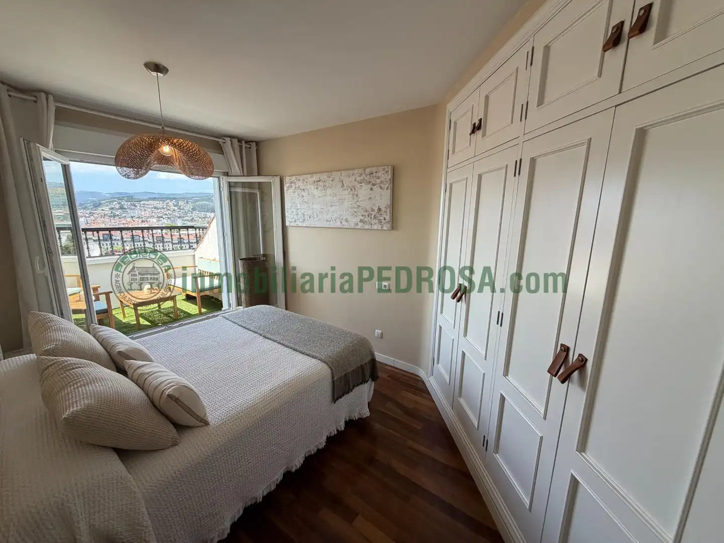 Habitación de Ático en venta en Pontevedra Capital  con Calefacción y Terraza