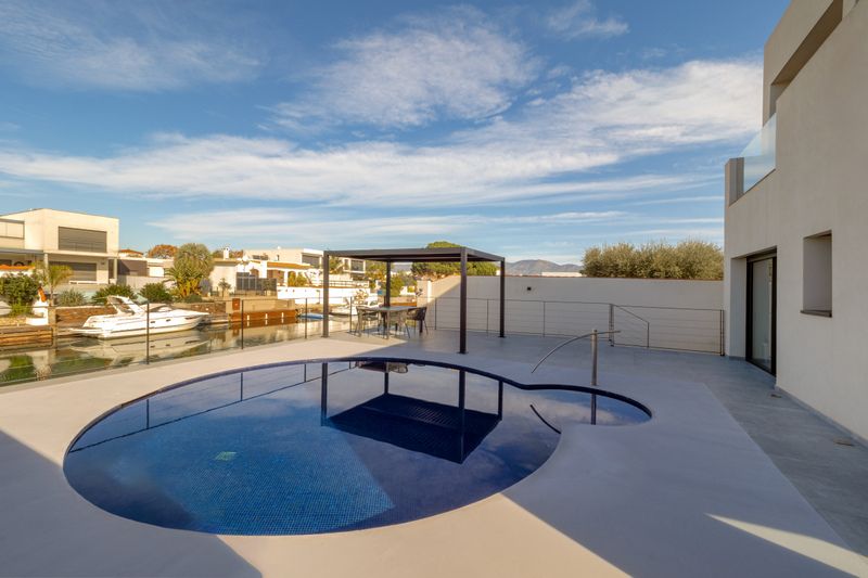 Piscina de Casa o xalet en venda en Empuriabrava amb Aire condicionat, Calefacció i Piscina