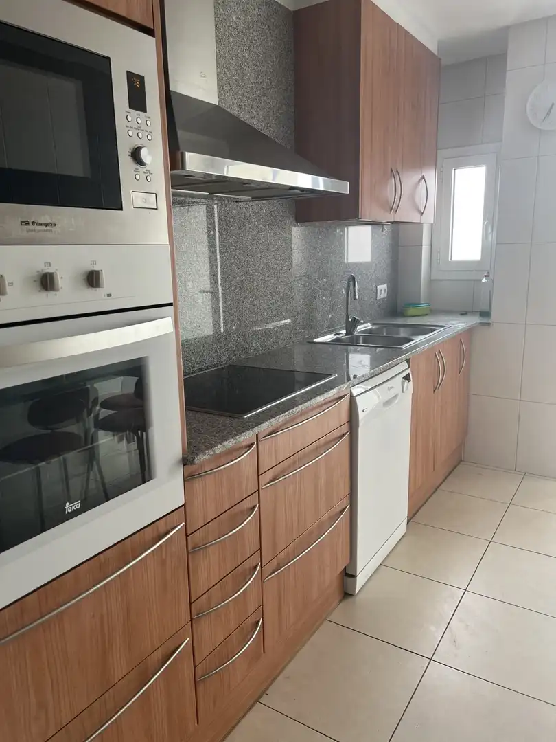 Cocina de Piso de alquiler en Girona con Calefacción, Terraza y Trastero