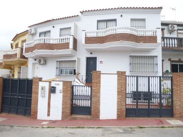 Terraced house with balcony for sale in Calle Asteroide 7