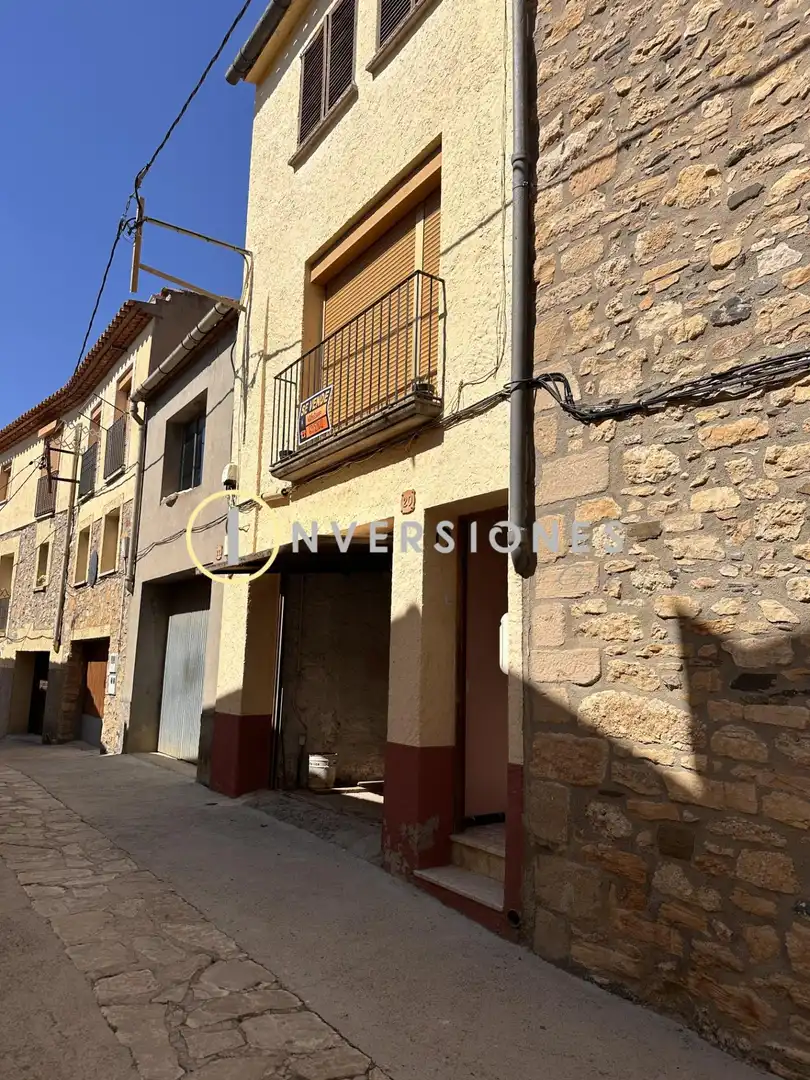 Vista exterior de Casa adosada en venda en Vilanova de Prades amb Moblat i Balcó
