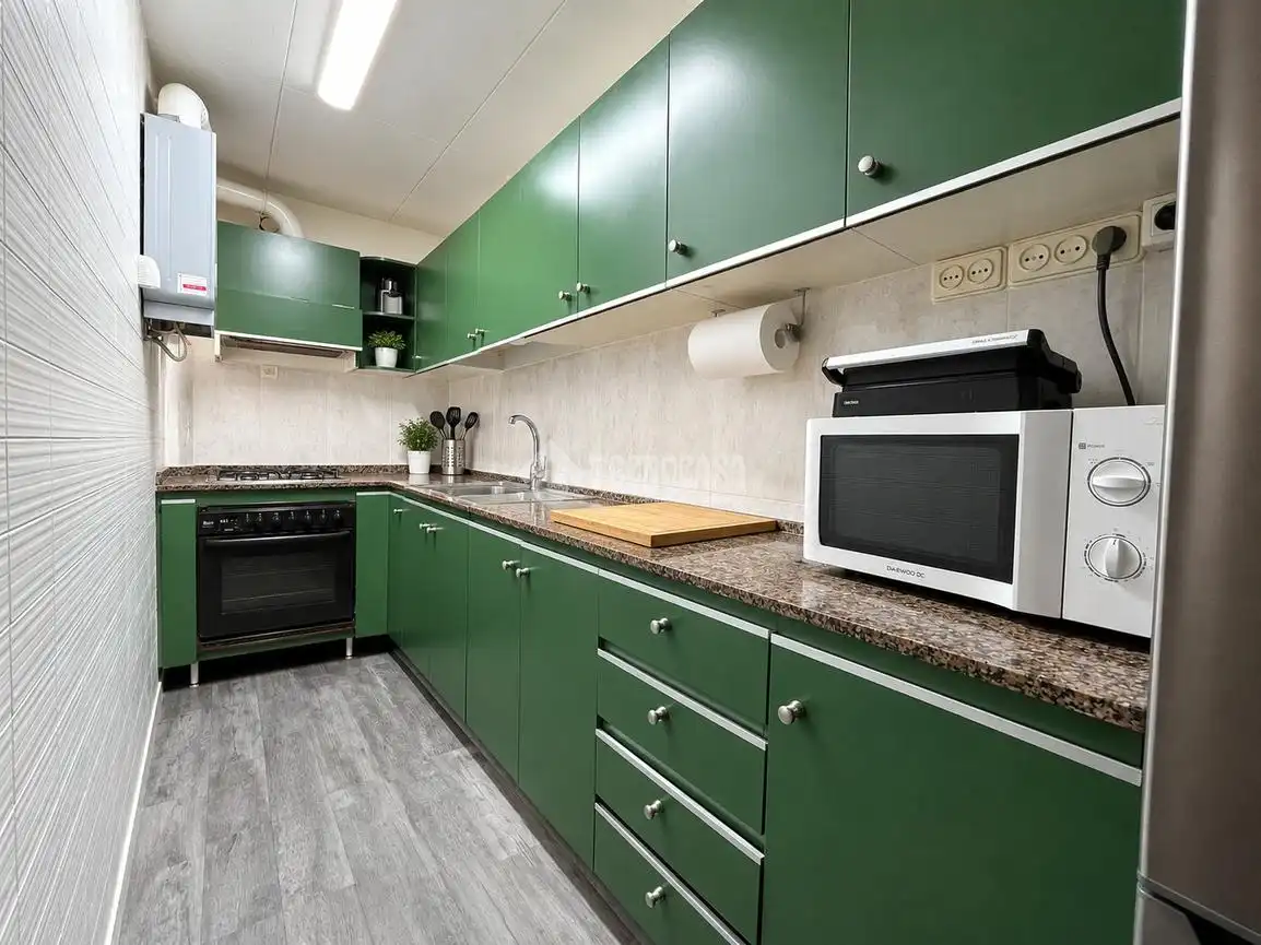 Cocina de Piso en venta en L'Hospitalet de Llobregat con Terraza
