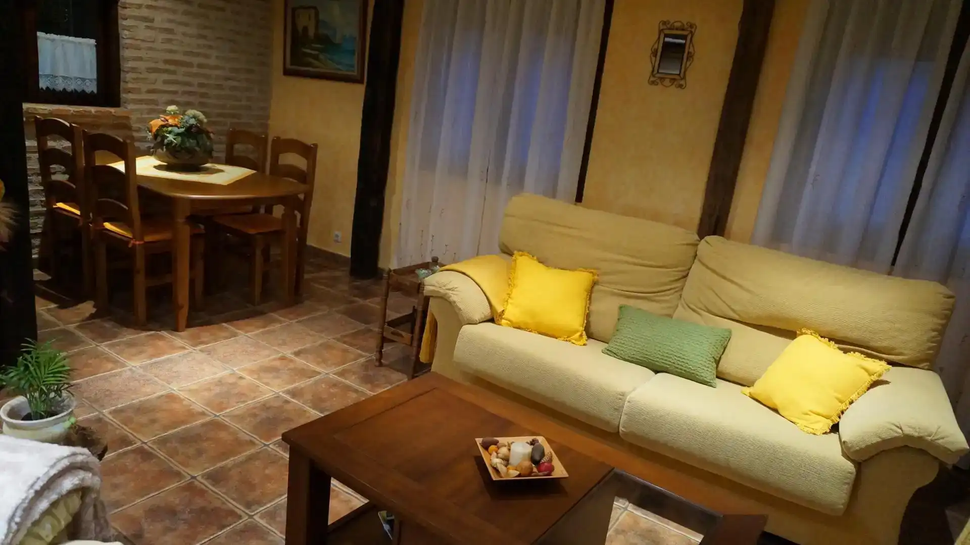 Sala d'estar de Casa adosada en venda en Valverde del Fresno amb Aire condicionat i Balcó