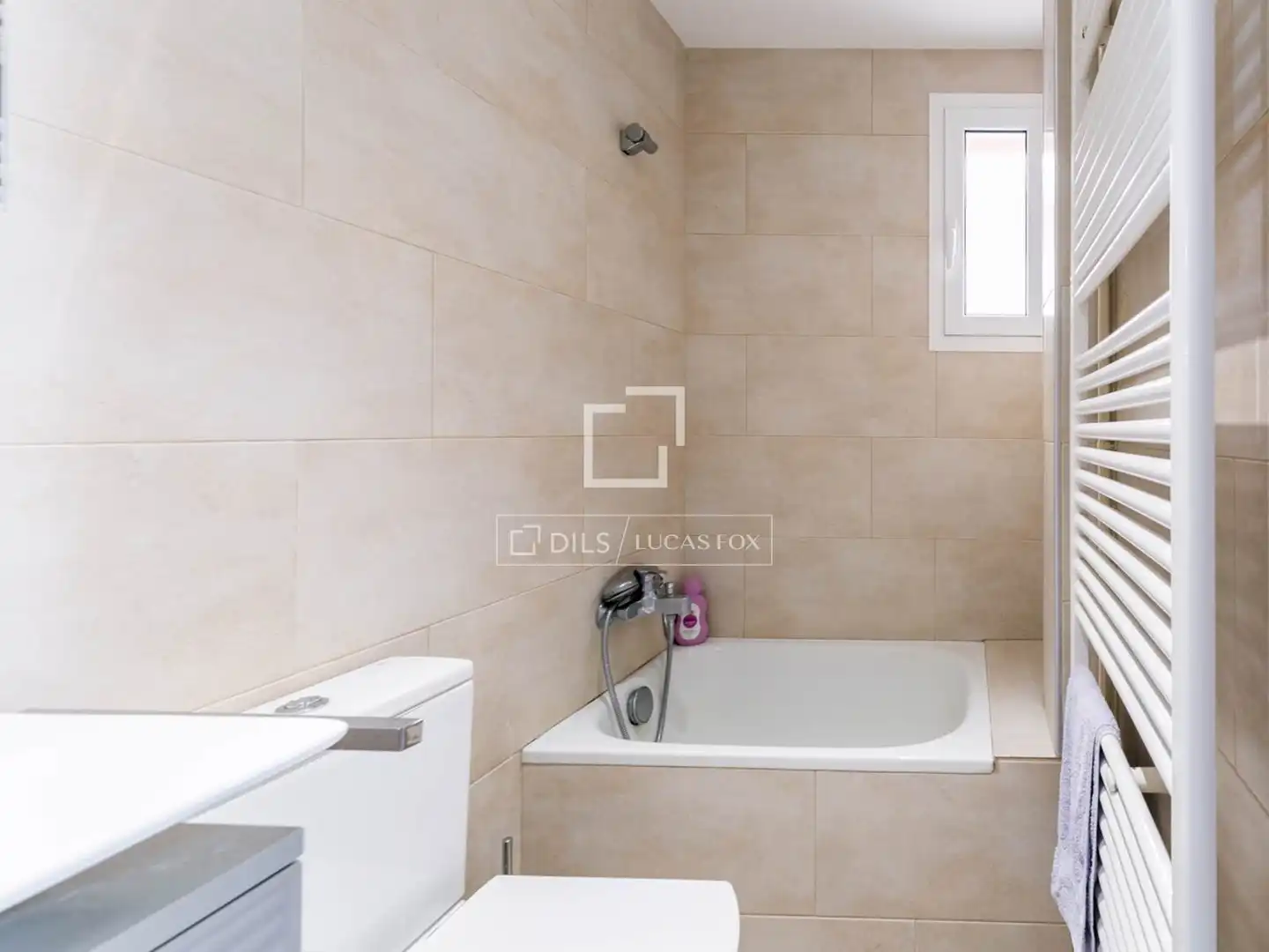 Badezimmer von Wohnung zum Verkauf in Castelldefels mit Heizung, Privatgarten und Terrasse