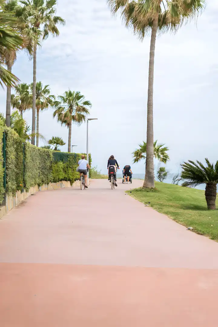 Außenansicht von Einfamilien-Reihenhaus zum Verkauf in Estepona mit Klimaanlage, Privatgarten und Terrasse
