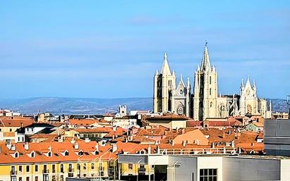 Vista exterior de Pis en venda en León Capital  amb Aire condicionat, Calefacció i Terrassa