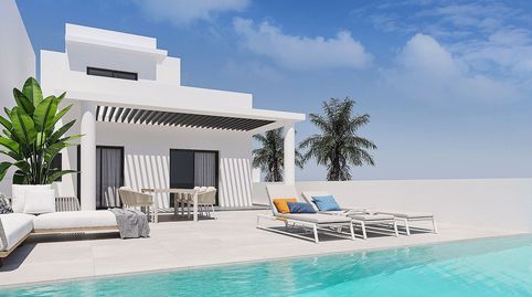 Villa moderna de 4 dormitorios y 4 baños con sótano, piscina y garaje