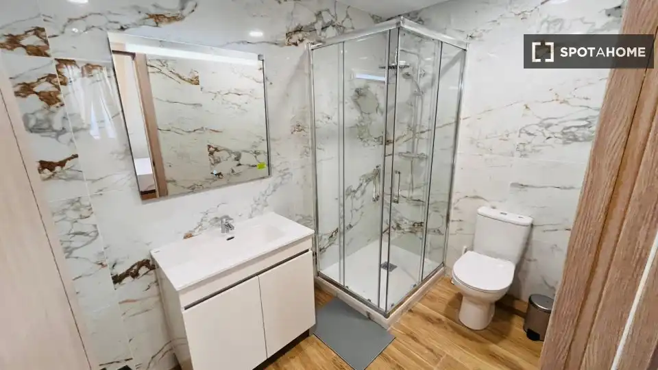 Badezimmer von Wohnung zur Miete in Madrid mit Klimaanlage, Heizung und Möbliert