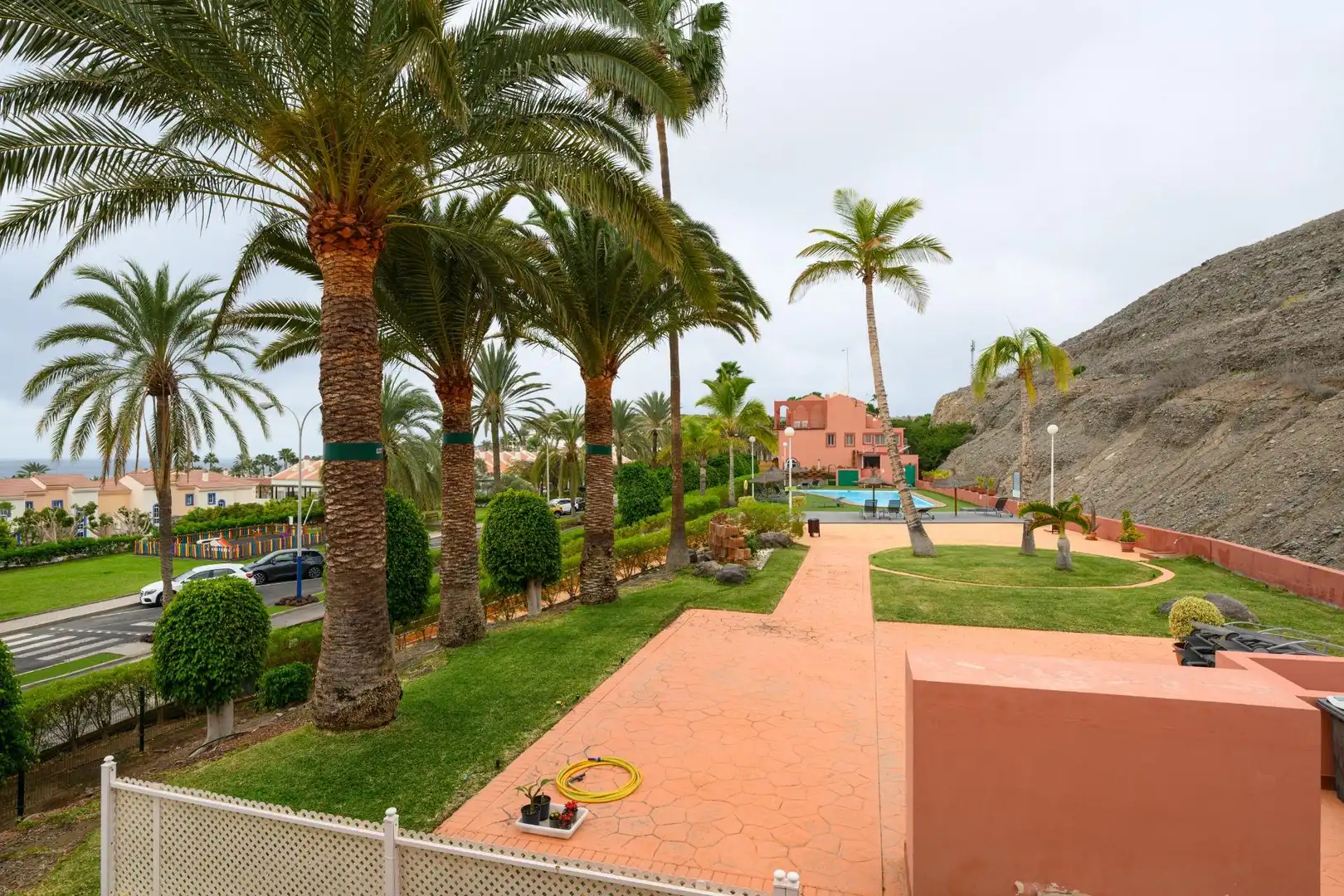 Außenansicht von Einfamilien-Reihenhaus zur Miete in San Bartolomé de Tirajana mit Klimaanlage, Privatgarten und Terrasse