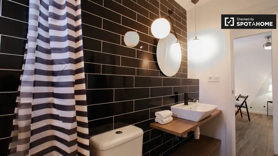Bathroom of Flat for rent in Valencia  with Air Conditioner, Heating and Furnished