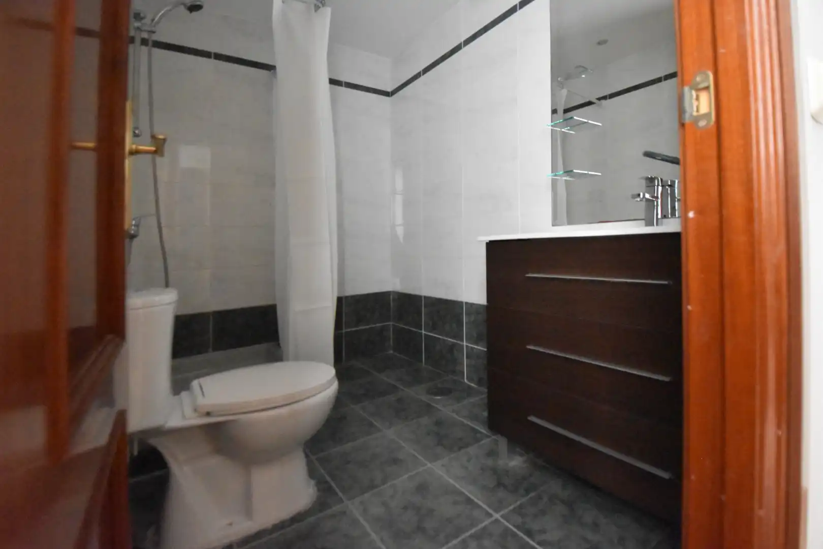 Badezimmer von Einfamilien-Reihenhaus zum Verkauf in San Martín de la Vega mit Klimaanlage, Heizung und Privatgarten