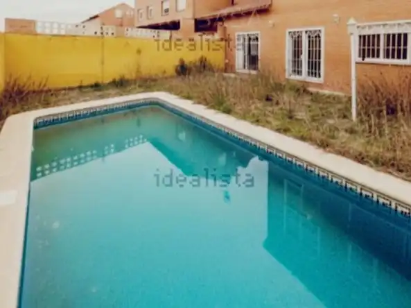 Xalet amb piscina en venda a Calle Valladolid 56