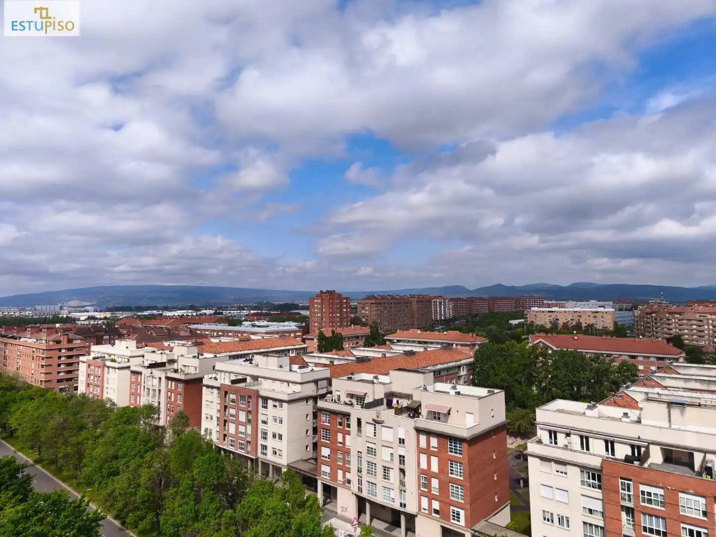 Vista exterior de Pis en venda en Vitoria - Gasteiz amb Calefacció, Parquet i Terrassa